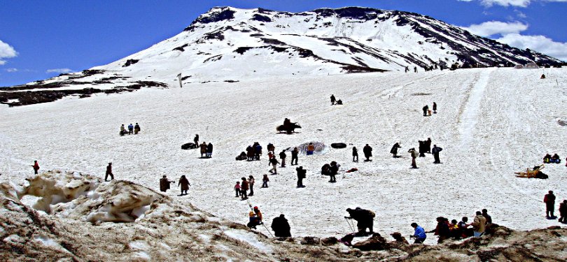 Tourist Enjoying at Rohtang Pass